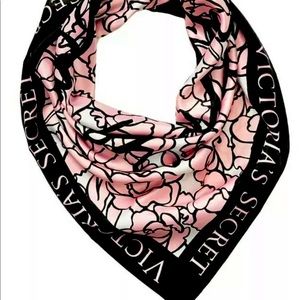 Victoria’s Secret bombshell scarfs new.